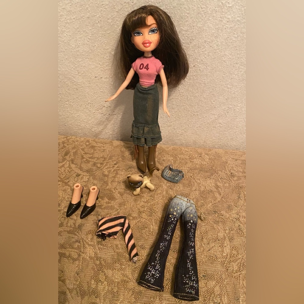 Bratz doll dated 2001 with cat Nigel & Outfits